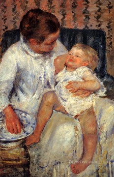 Madre a punto de lavar a su hijo soñoliento madres hijos Mary Cassatt Pinturas al óleo